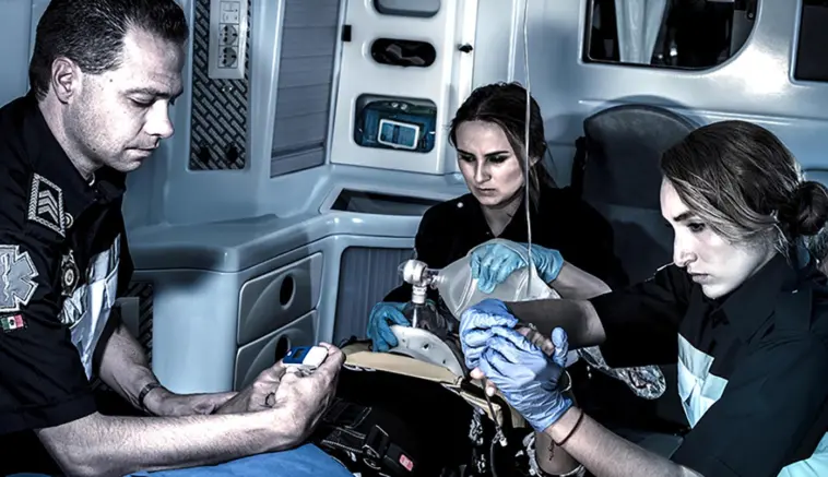 paramedicos certificados por grupo 52 de emergencias